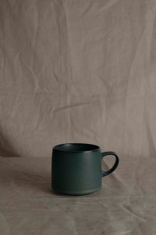 Handmade Green Ceramic Mug with Dark Rim – Stoneware Coffee and Tea Cup – Minimalist Japandi Pottery Gift for Modern Home Mug Lover, 440 ml