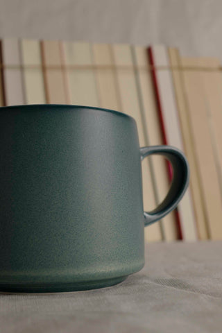 Handmade Green Ceramic Mug with Dark Rim – Stoneware Coffee and Tea Cup – Minimalist Japandi Pottery Gift for Modern Home Mug Lover, 440 ml